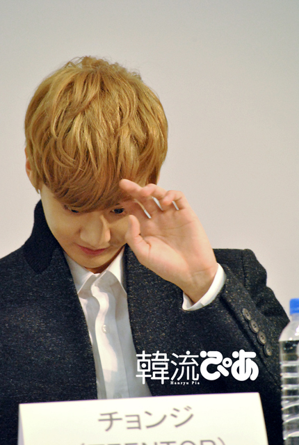 前髪を気にするチョンジ(TEENTOP) / 『ON AIR~夜間飛行~』記者会見