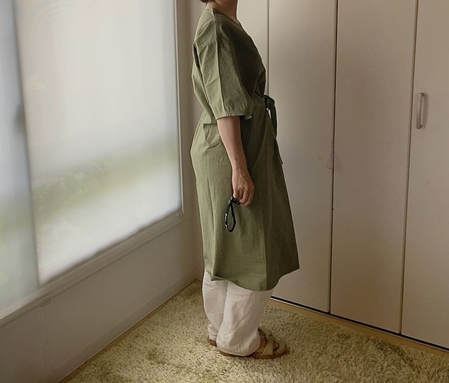 【ユニクロU 3wayシアサッカーワンピース（半袖）】骨格ウェーブさん向け：腰にベルトのあるデザインは華奢な上半身をアピールできます