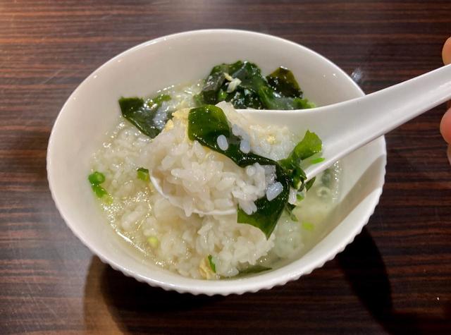 ご飯にワカメスープをかけたワカメクッパが人気