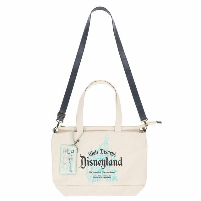 トートバッグ 6,900円｜サイズ：（バッグ本体）高さ約28×横約48×マチ約13cm、（ストラップ）長さ約67～126cm｜東京ディズニーリゾート「ディズニー100」グッズ｜販売店舗：東京ディズニーランド「ギャグファクトリー/ファイブ・アンド・ダイム」、東京ディズニーシー「エンポーリオ」｜発売日：2023年2月2日（木）
