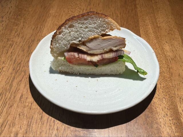 【ヤオコー スパイシーケバブバーガー】お肉と野菜のバランスがちょうど良いです