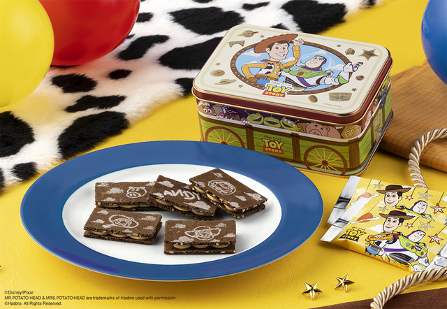 「トイ・ストーリー/メープルショコラサンド スペシャル缶 14枚入」＜価格：2,268円(本体価格 2,100円)＞【東京ばな奈に『トイ・ストーリー』の仲間たちが集まった「メープルショコラサンド」が登場！可愛すぎるアクキーセットも！】