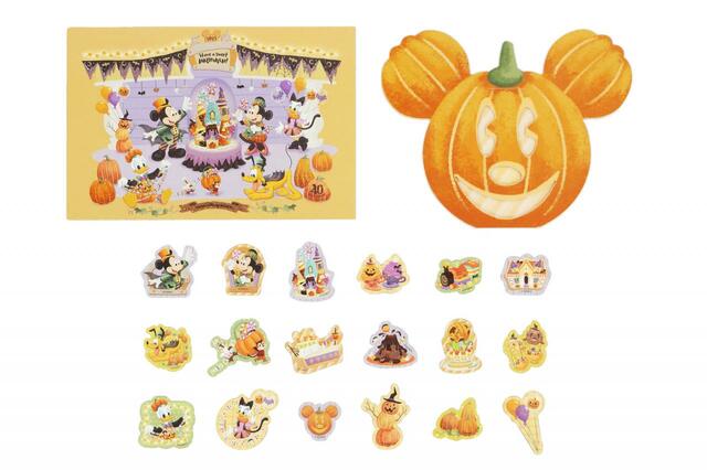 ポストカード＆シール 550円｜東京ディズニーリゾート「ディズニー・ハロウィーン」2023スペシャルグッズ｜販売店舗：東京ディズニーランド「ディズニー&カンパニー」、東京ディズニーシー「エンポーリオ」
