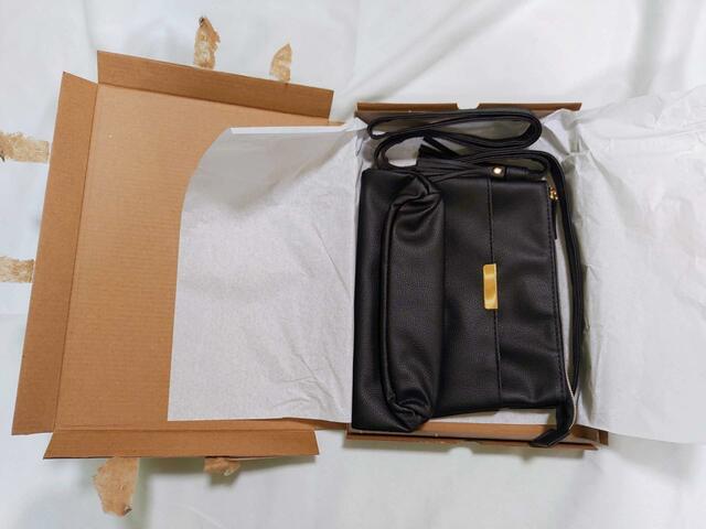 丁寧に梱包されている『素敵なあの人』監修「身軽にお出かけポシェット」