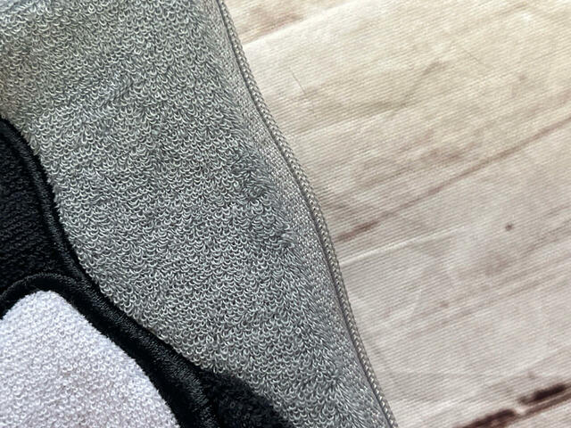 カラーはグレーとピンクの2色展開で、選んで購入可能