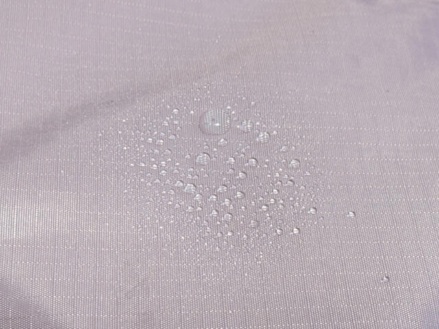 撥水効果付きなので、梅雨時期も安心して持てます
