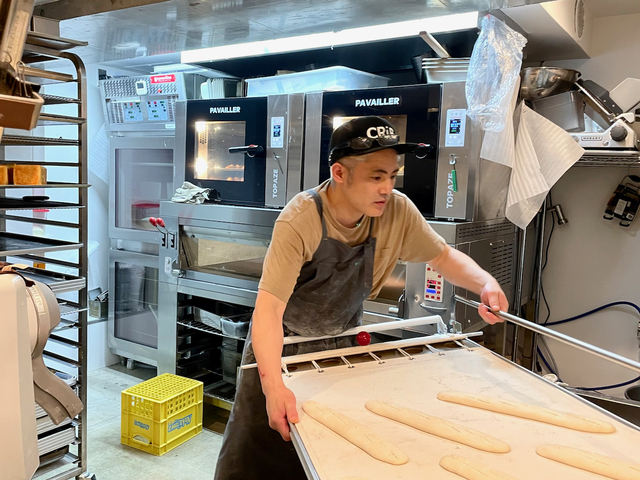 【BAKER Aoyagi】青柳シェフがひとりで黙々とパンを作っていた