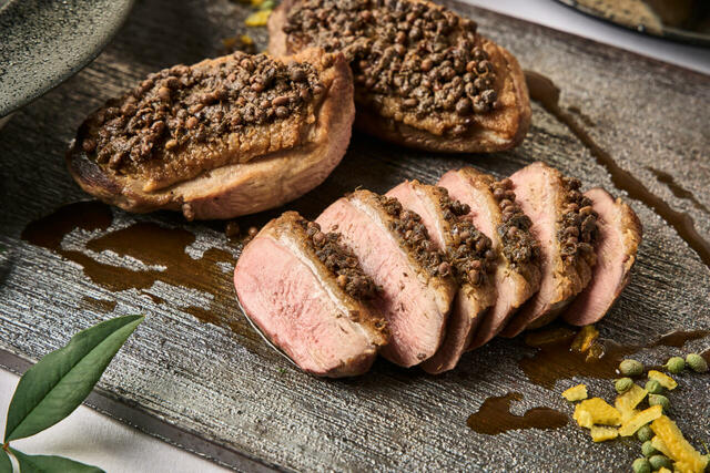 「鴨胸肉の山椒ロースト」<期間:2025年11月1日~12月31日>【ウェスティン都ホテル京都の美食の饗宴「京都 冬の恵み」ブッフェで、冬の京都を楽しむ贅沢なひととき♪】