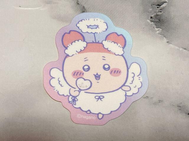 【ちいかわ ダイカットステッカー】3個目は「古本屋(ハロウィン)」。天使姿に仮装したカニちゃんが可愛すぎる〜!