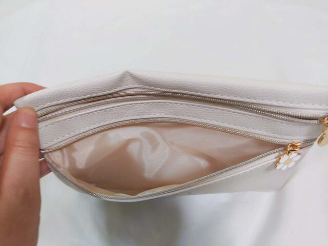 前面ポケットには、小さめアイテムを入れるのがおすすめ