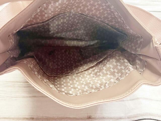 内側はオリジナルの生地の裏地！『Her lip to 5th Anniversary Book One Handle Bag ver.Her lip to』小嶋陽菜完全監修「ハーリップトゥ」One Handle Bag（ワンハンドルバッグ）価格：3,289円（税込）