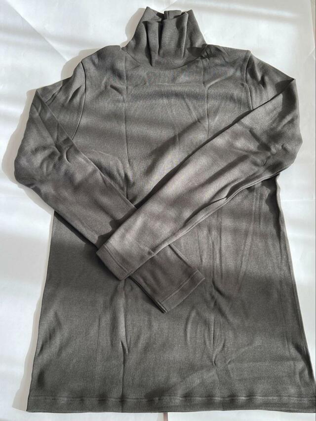 【無印良品 あったか綿 厚手 タートルネック長袖Ｔシャツ】グレーの色味がおしゃれで重ね着にぴったり