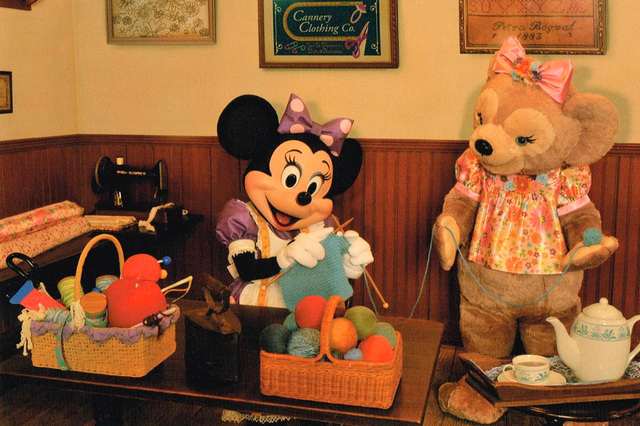 「ミッキーとダッフィーのスプリングヴォヤッジ」ポストカード（ダッフィーのベストを作るお手伝い）