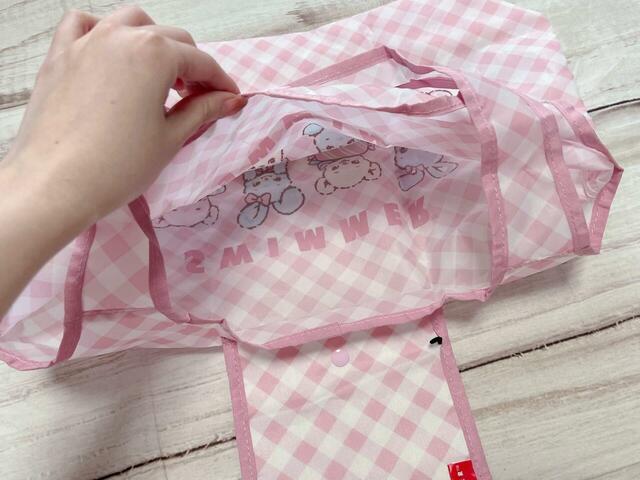 内側はポケットなどがないシンプルな作り