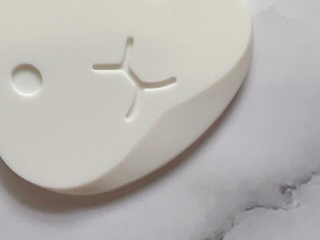 この溝部分で汚れを落とします