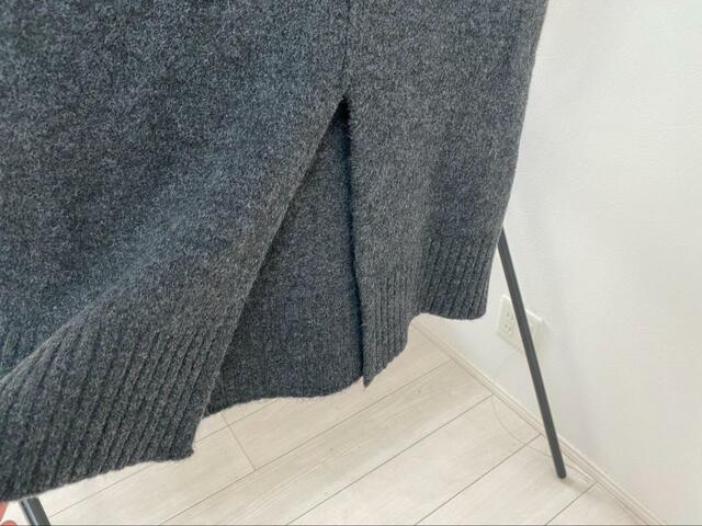 【GU　パフィータッチロングニットワンピース(長袖)】スリットは深すぎないので品がある