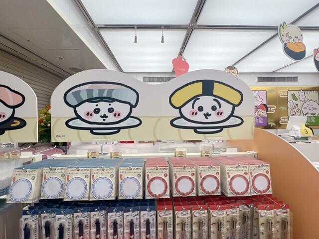 青魚を頭に乗せたハチワレ、タマゴを乗せたうさぎ♪