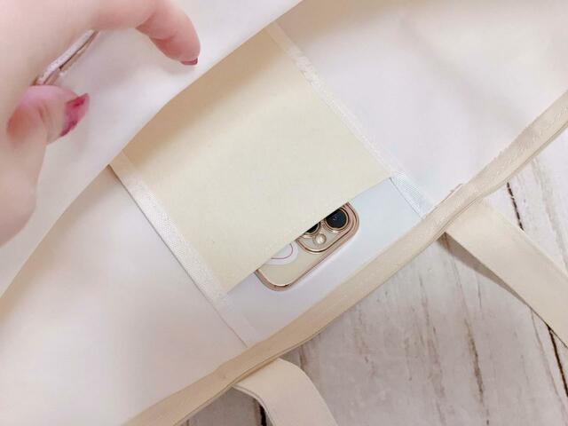 便利な内ポケットはスマホやフラグメントケースを入れるのにぴったりなサイズ感