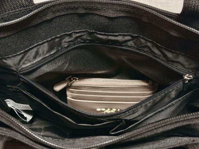 内側のファスナーポケットには財布代わりのフラグメントケースを収納