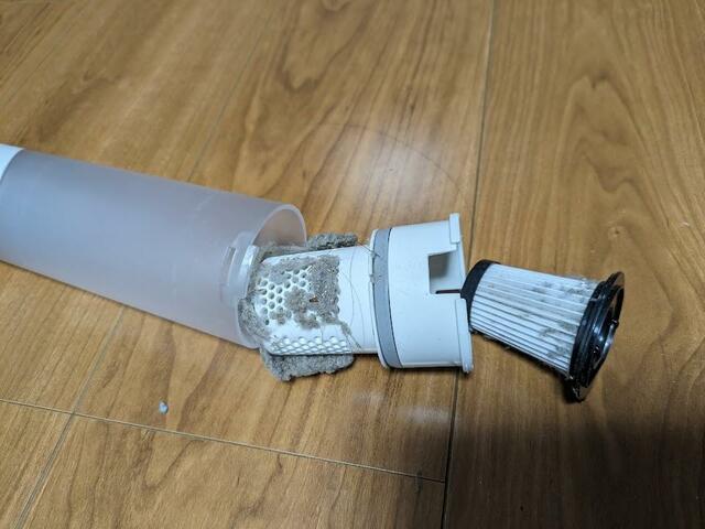 【アイリスオーヤマ ハンディクリーナーマルチツールセット】フィルター部分も細かいチリが詰まるのでこまめに掃除を