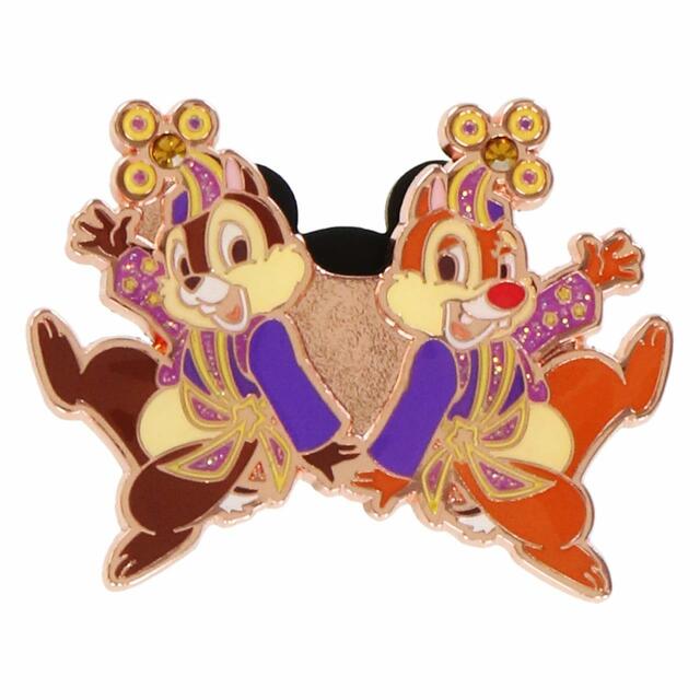 ピンバッジ 1,100円｜サイズ：縦約3×横約4cm｜東京ディズニーリゾート40周年“ドリームゴーラウンド”スペシャルグッズ｜発売日：2023年4月10日（月）｜販売店舗：東京ディズニーランド「グランドエンポーリアム」、東京ディズニーシー「エンポーリオ」