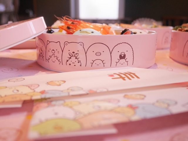 おせち・三段重「すみっコぐらし」｜ピクニックや運動会用のお弁当箱や、スイーツボックスにしても可愛いデザイン