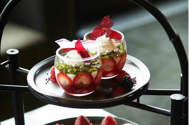 苺の小さなパフェ