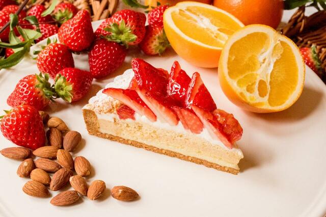 「イチゴとアーモンドババロアのタルト ～ホワイトチョコレート風味～〈piece〉」＜価格：〈piece〉1,198円（税込）＞【【キル フェ ボン】新作タルトなど、旬のイチゴを使った全11種類のタルトが勢揃い♪大人気フェア「2026 VERY STRAWBERRY」が、1月13日よりスタート！】