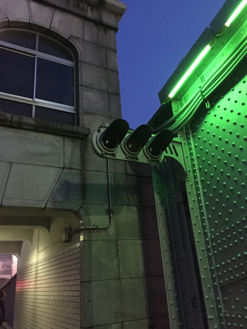 【勝どき橋】信号機を発見。現在は使われていない。