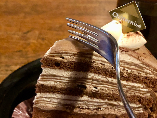 【シャトレーゼ　クレープ・オ・ショコラ】フォークでスッと切れるのでケーキを崩すことなく食べられるのが嬉しい