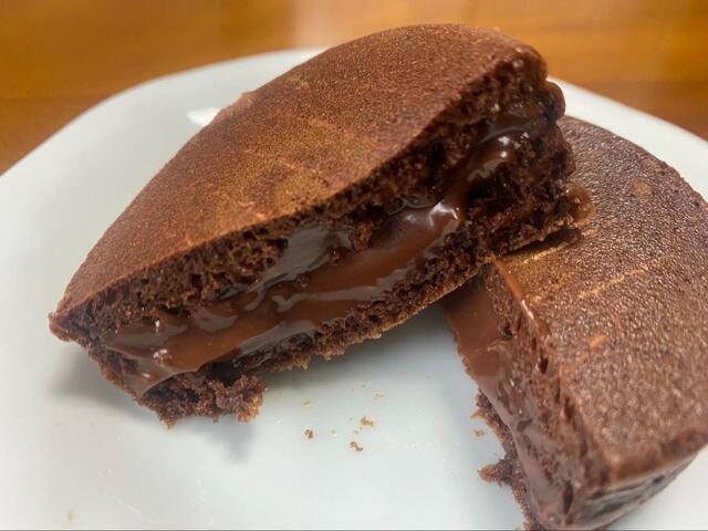 【セブン-イレブン　濃厚ショコラ焼】温めると中のチョコがとろ〜り