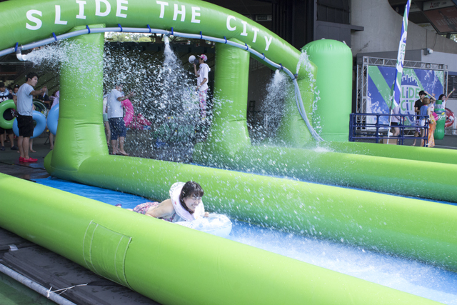 スライドザシティーに参加した水着美女たち