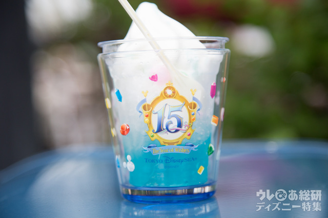 クリーム・シェイブアイス（ブルーゼリー＆レモンシロップ）、スーベニアカップ裏は15周年ロゴ