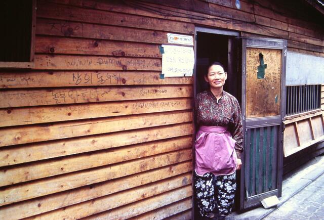 仁寺洞の「ワサドゥン」と女将（２００１年撮影）。この頃の店の様子はホン・サンス監督の２０００年の映画『オー！スジョン』で見ることができる