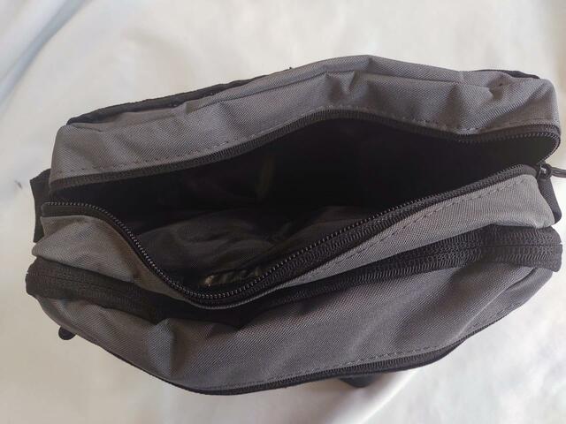 2つポケットのついた大きめポケットがあります