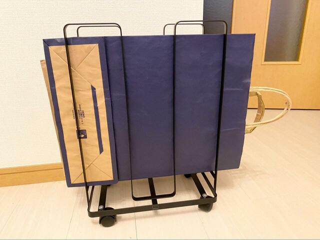 【山崎実業 tower ダンボールストッカー】ダンボールだけでなく、溜まりがちな紙袋にも使えそう