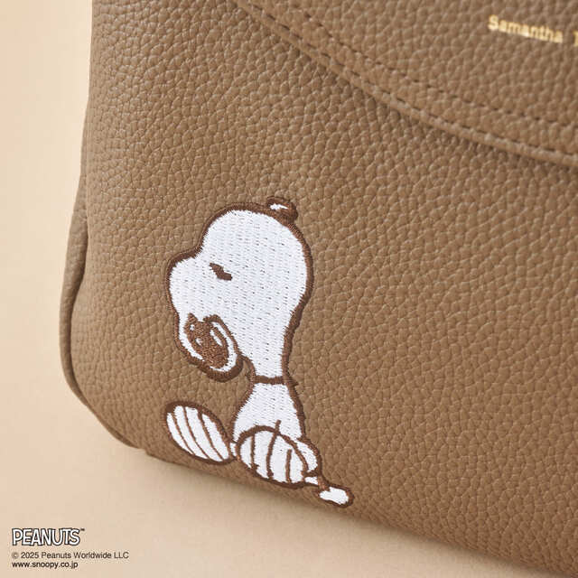 【サマンサタバサ「スヌーピー」コレクション】ウッドストックと見つめあっているスヌーピーの様子を刺繍でデザイン