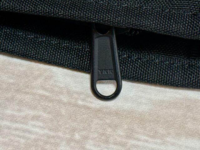 YKKの撥水ファスナーを使用しているので、急な雨でも中身が濡れにくい仕様!