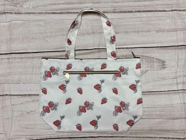【カルディ いちごバッグ】口はファスナー付きのため、荷物が見えてしまう心配もありません