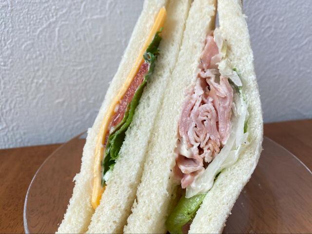 【サンマルクカフェ パストラミポーク&野菜サンド】食パンはしっとりふわふわ