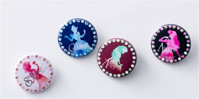 ディズニープリンセス缶バッジ（スワロフスキー®・クリスタル使用） 各500円（税込）※カプセルトイでの販売 ©Disney