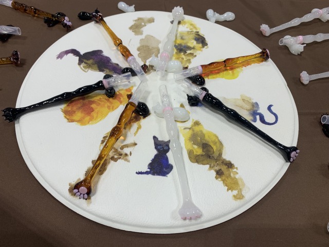 猫のガラスペンはペンレストもあり!