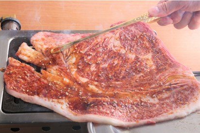 名物!!黒毛和牛のはみ出るカルビ