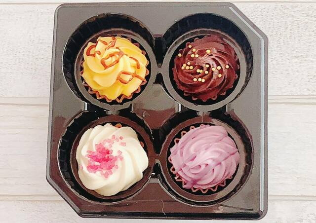 【カルディ】「ラ・フロンティエール カップケーキチョコレート 70g」左上：レモンチーズケーキ、右上：バナナスピリット、左下：アーモンドプラリネ、右下：フォレストベリー