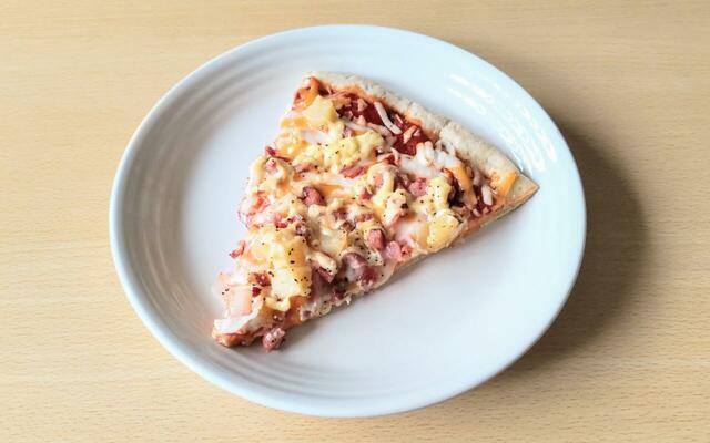 【コストコ 丸型ピザ ジャーマンポテト 1P 1980円】ジャガイモとベーコン、チーズマヨソースは相性抜群