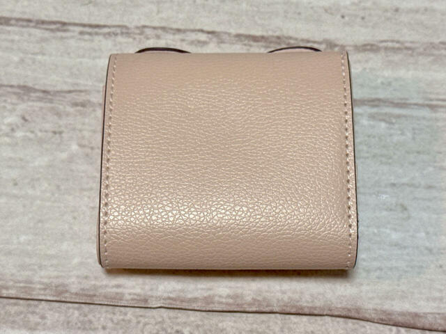 背面は装飾がないシンプルなデザイン