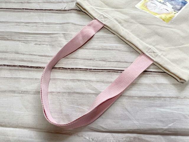 持ち手はピンク。肩に楽々かけられる長さです【3COINS×セーラームーン】トートBAG/550円(税込)