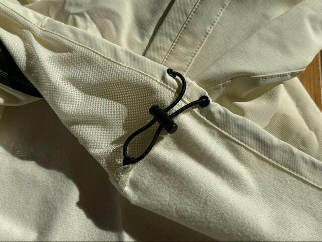 【ワークマン トラベルシェルウォームジャケット】アジャスターは裏側に付けられていて隠しやすい