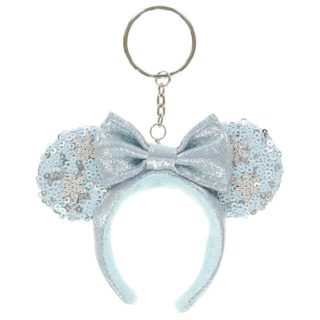 キーチェーン 1,300円｜「アナとエルサのフローズンジャーニー」をテーマにしたグッズ｜東京ディズニーシー新テーマポート「ファンタジースプリングス」｜販売店舗：東京ディズニーシー「エンポーリオ」｜発売日：2024年5月28日（火）