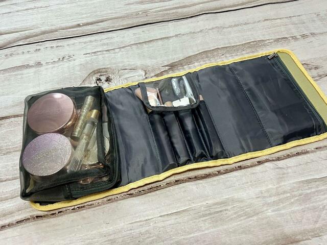 お泊まりや旅行の際に持っていきたいコスメをすっきり収納！【sweet（スウィート）2023年11月号増刊付録：PEANUTS（ピーナッツ）チャーリー・ブラウンの三つ折りポーチ】